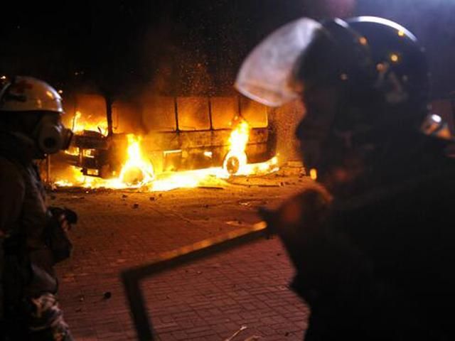 Біля стадіону "Динамо" згоріла майже вся техніка і транспорт правоохоронців Біля стадіону "Динамо" згоріла майже вся техніка і транспорт правоохоронців