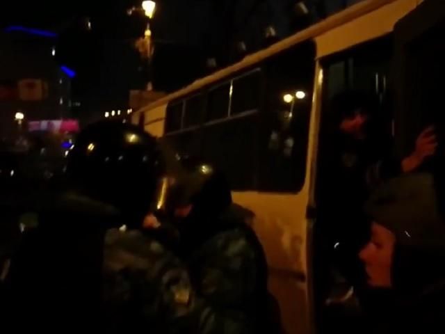 "Беркут" затримав активіста на Грушевського і закинув в автозак (Відео)