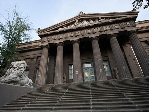 У Національному художньому музеї переймаються, що "коктейлі Молотова" пошкодять фонди
