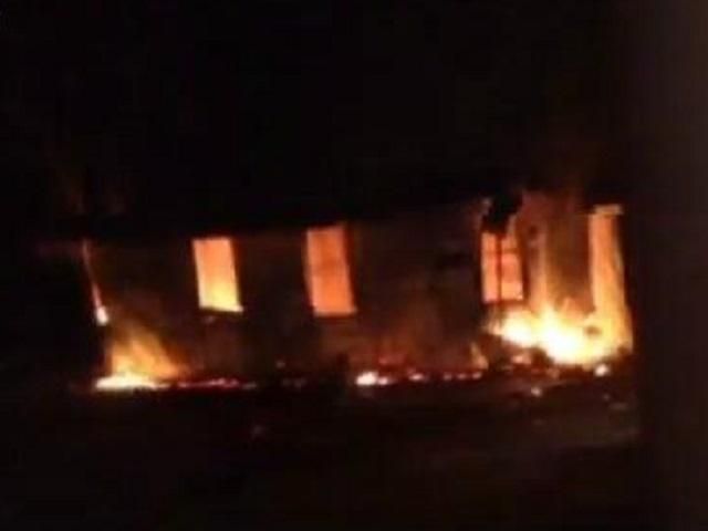 На стадионе "Динамо" горят киоски и касса На стадионе "Динамо" горят киоски и касса