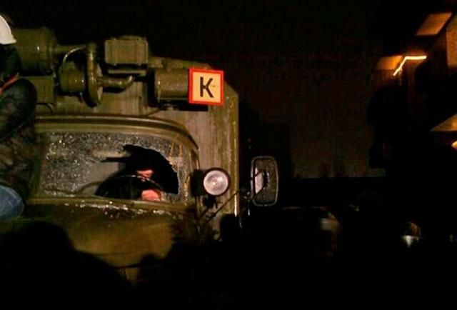 Во Львове активисты не пускают военные машины на Киев (Прямая трансляция) Во Львове активисты не пускают военные машины на Киев (Прямая трансляция)