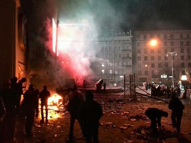 За 10 годин сутичок мітингувальники спалили 6 транспортних засобів, - МВС