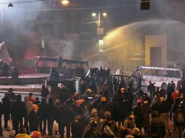 На Грушевского против митингующих снова применили водометы