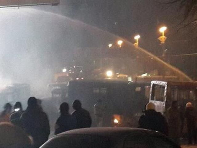 При температуре -9 градусов правоохранители поливают митингующих водой При температуре -9 градусов правоохранители поливают митингующих водой