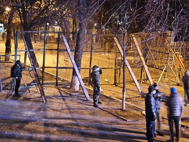 Возле стадиона "Динамо" появились новые баррикады