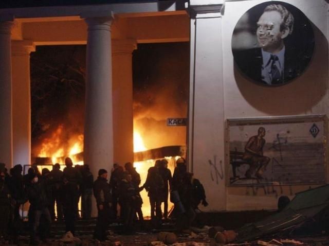 Перед загонами міліції мітингувальникам довелось частково відступити Перед загонами міліції мітингувальникам довелось частково відступити