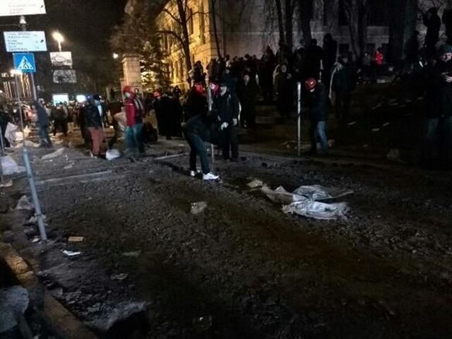 Протестувальники біля "Динамо" готуються до атаки силовиків