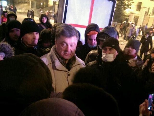 До мітингувальників на Грушевського приєднався Порошенко 