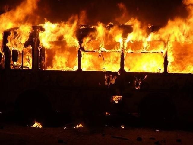 Спалений транспорт, водомети, кров, гумові кулі – неспокійна ніч у столиці (Фото) Спалений транспорт, водомети, кров, гумові кулі – неспокійна ніч у столиці (Фото)