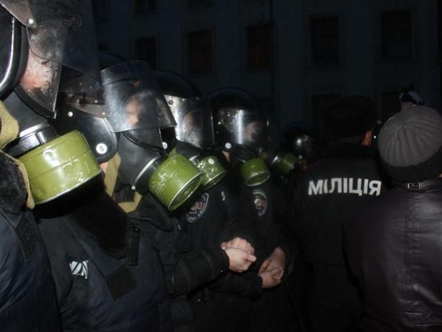 Машини внутрішніх військ з Луцька заблокували біля Рівного, – очевидці Машини внутрішніх військ з Луцька заблокували біля Рівного, – очевидці