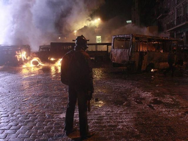 Журналіст встиг відзняти, як у нього прицілився і вистрілив міліціонер (Відео) Журналіст встиг відзняти, як у нього прицілився і вистрілив міліціонер (Відео)