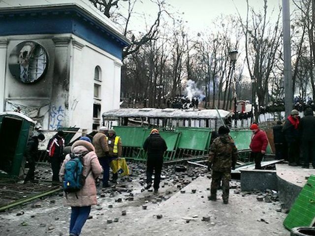 Згарище після ночі сутичок на Грушевського (Фото)