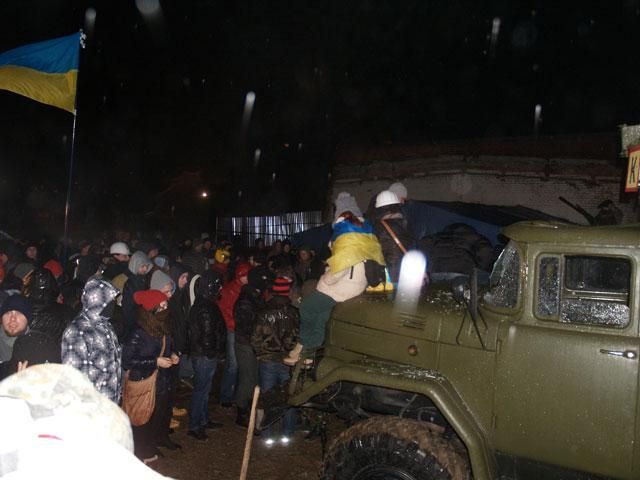 Львів'яни не припиняють блокувати "Беркут" і Внутрішні війська (Відео) Львів'яни не припиняють блокувати "Беркут" і Внутрішні війська (Відео)