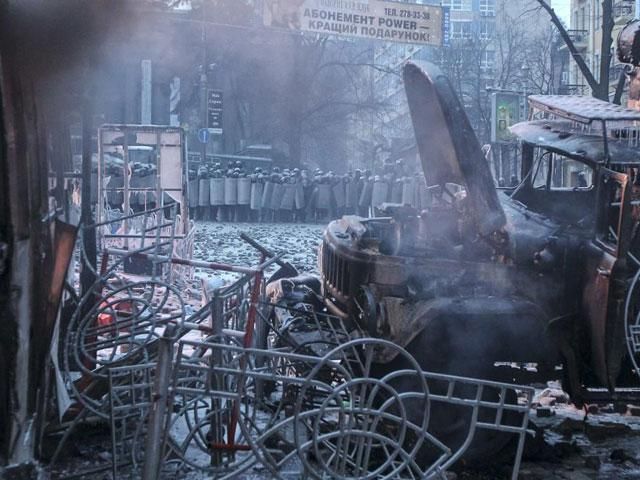 На Грушевського кілька тисяч людей продовжують протистояння з силовиками На Грушевського кілька тисяч людей продовжують протистояння з силовиками