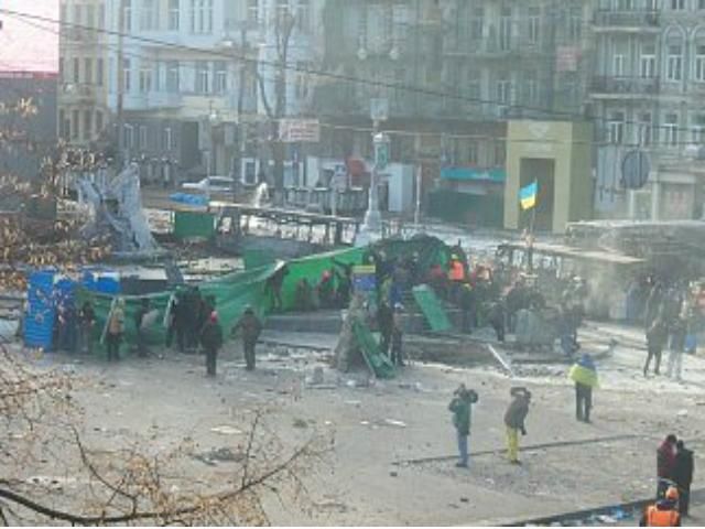 На Грушевского строят баррикады против резиновых пуль На Грушевского строят баррикады против резиновых пуль