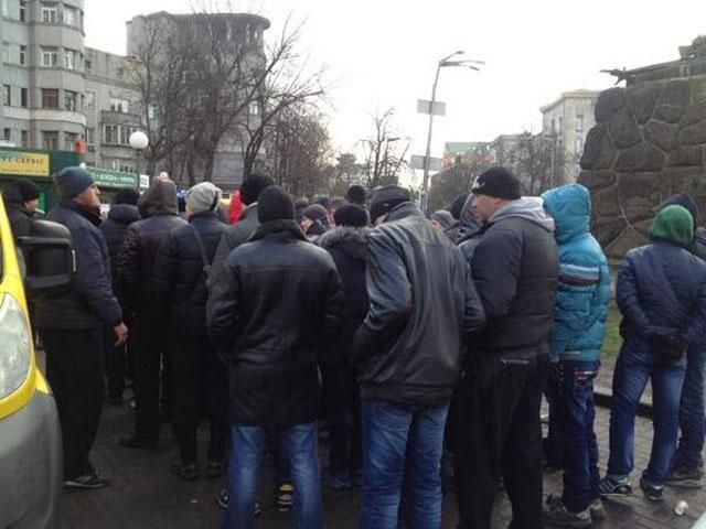 В центре Киева - около 300 "титушок" из "Оплота"