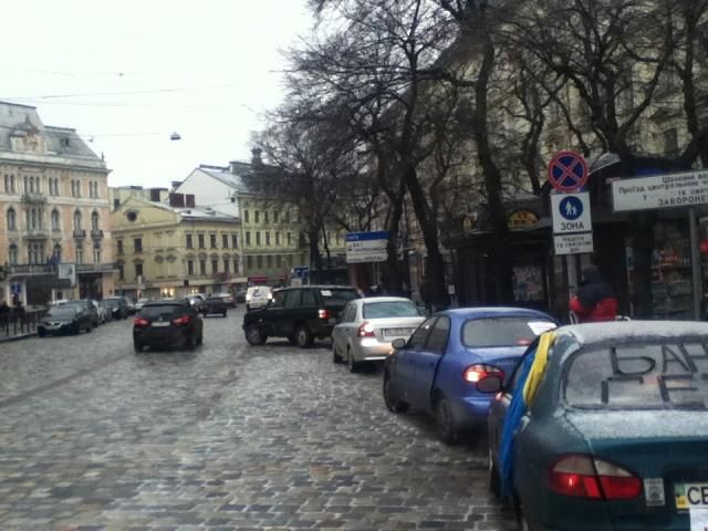 У Львові автомобілісти їздять по місту і закликають городян їхати до Києва (Фото)