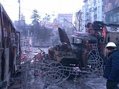 Під час нічної бійки у Києві постраждав оператор каналу "24" Під час нічної бійки у Києві постраждав оператор каналу "24"