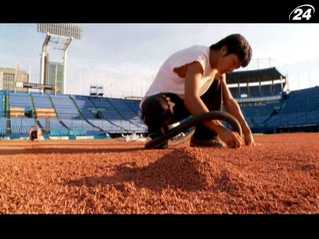 Працівники стадіону, які створюють територію слави для спортивних подій Працівники стадіону, які створюють територію слави для спортивних подій