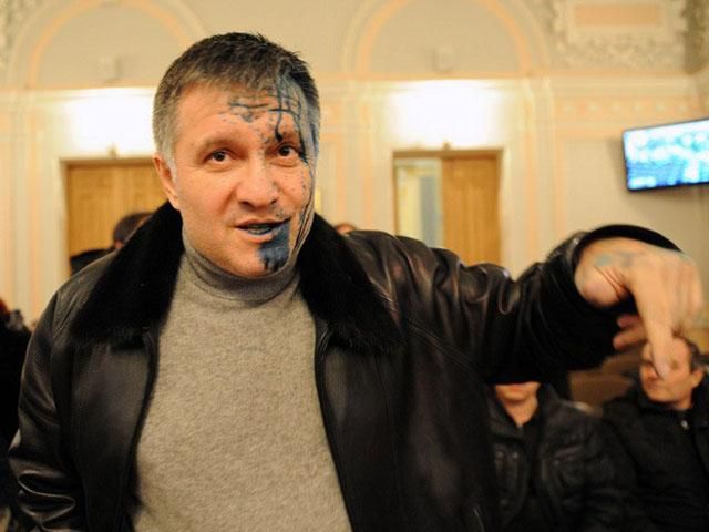 Невідома облила Авакова зеленкою у Харківському аеропорту Невідома облила Авакова зеленкою у Харківському аеропорту