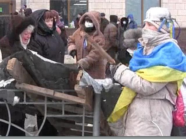 Радикальну молодь на Грушевського прийшли підтримати жінки похилого віку