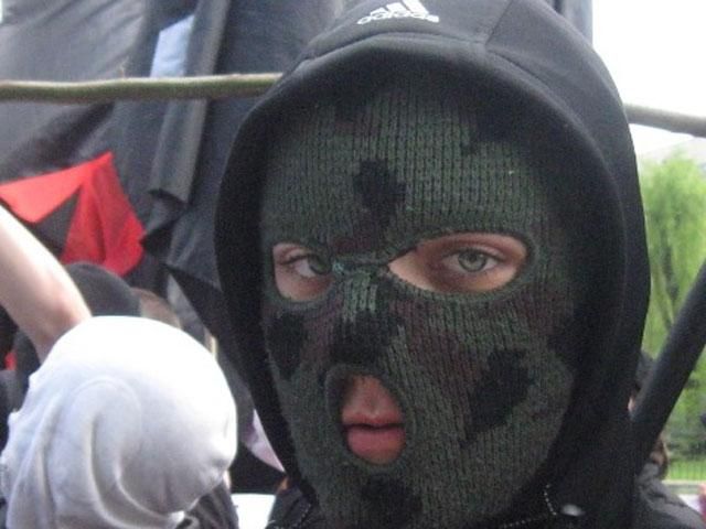 Полковник СБУ разбил окна активисту "Правого сектора" в Тернополе, — СМИ Полковник СБУ разбил окна активисту "Правого сектора" в Тернополе, — СМИ