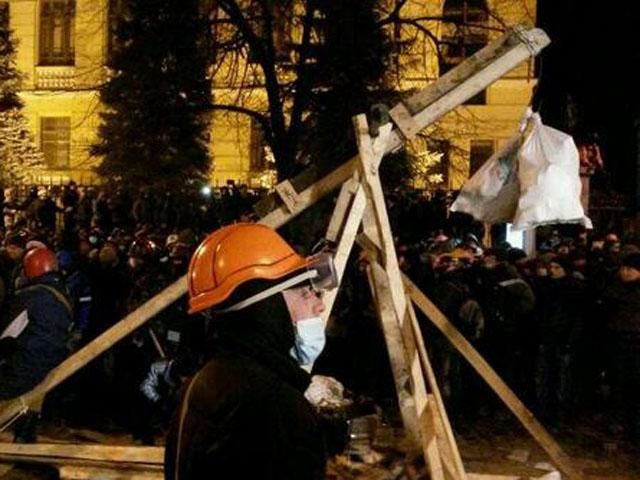 Недалеко от "Динамо" горят баррикады Недалеко от "Динамо" горят баррикады