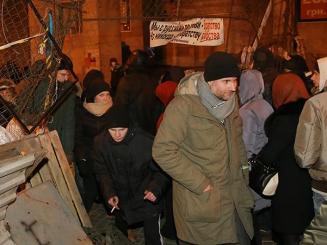 На Майдане возле баррикад - скопление людей (Фото)
