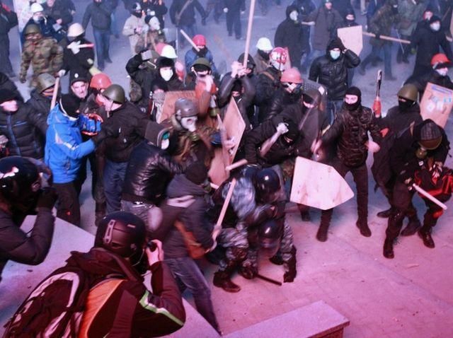 На Грушевського "Беркут" вистрілив в очі ще одному журналісту На Грушевського "Беркут" вистрілив в очі ще одному журналісту