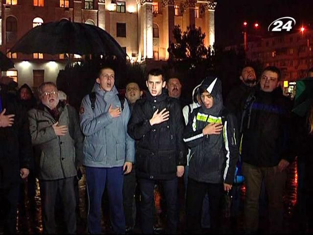 В Симферополе около сотни человек вышли на местный Евромайдан В Симферополе около сотни человек вышли на местный Евромайдан