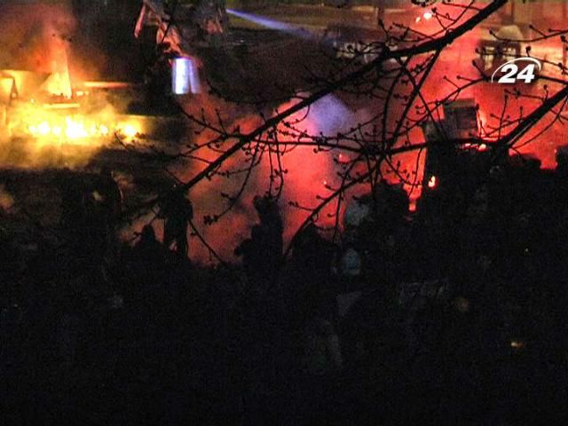 Протистояння на Грушевсього загострюються: силовики прорвались до активістів Протистояння на Грушевсього загострюються: силовики прорвались до активістів