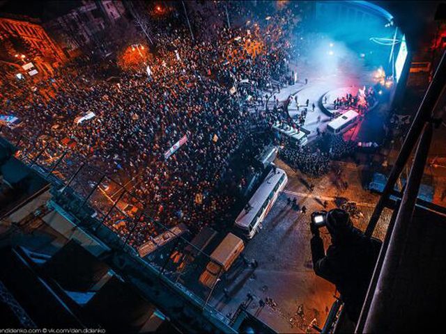 Курсантів використовують як живий щит на Грушевського між протестувальниками і "Беркутом", - ЗМІ