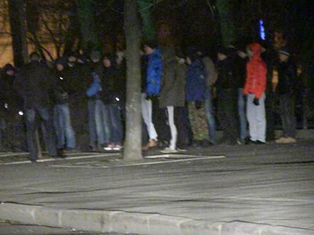 "Тітушки" б’ють машини у центрі Києва, - Аронець "Тітушки" б’ють машини у центрі Києва, - Аронець