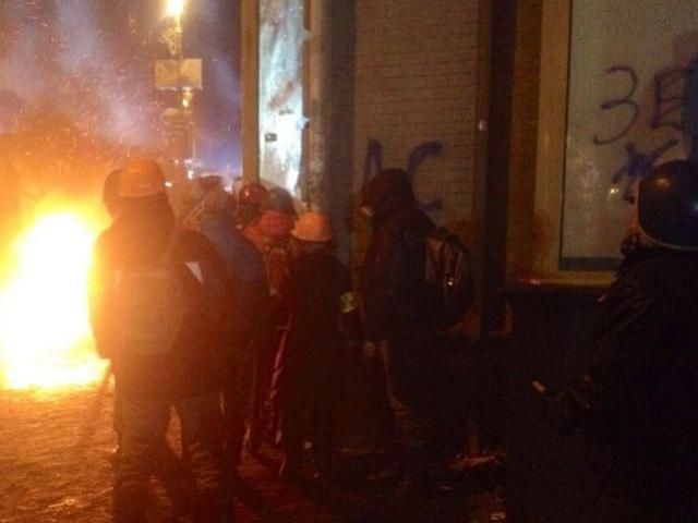 На Грушевского "​​Беркут" снес баррикаду и наступает на активистов