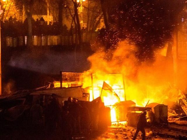 Ніч протистоянь у Києві. Лунають барабани і дзвони Михайлівського собору Ніч протистоянь у Києві. Лунають барабани і дзвони Михайлівського собору