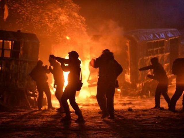 Під час сутичок на Грушевського на світлошумовій гранаті підірвалося двоє протестувальників Під час сутичок на Грушевського на світлошумовій гранаті підірвалося двоє протестувальників