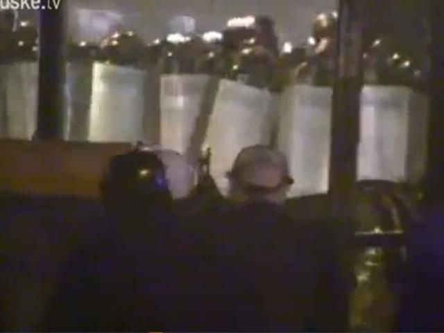 "Беркут" на Грушевського попереджає, що може використати зброю "Беркут" на Грушевського попереджає, що може використати зброю