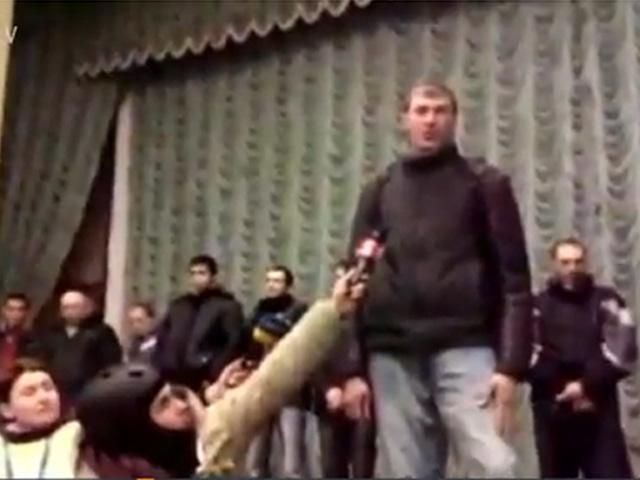 В Доме профсоюзов допрашивают задержанных "титушек" В Доме профсоюзов допрашивают задержанных "титушек"