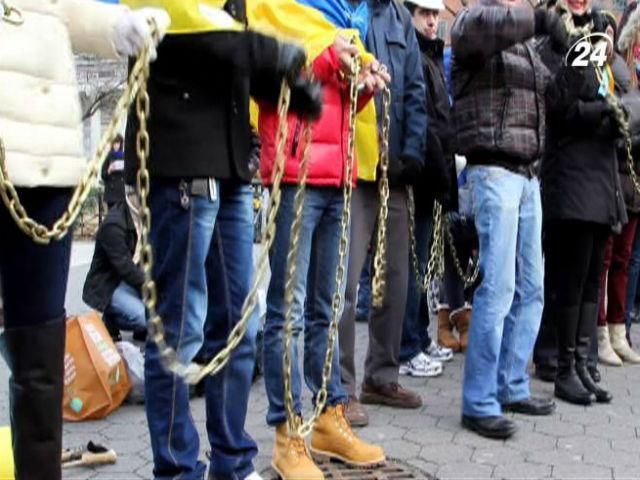 В Лондоне активисты провели пикет возле апартаментов Ахметова В Лондоне активисты провели пикет возле апартаментов Ахметова