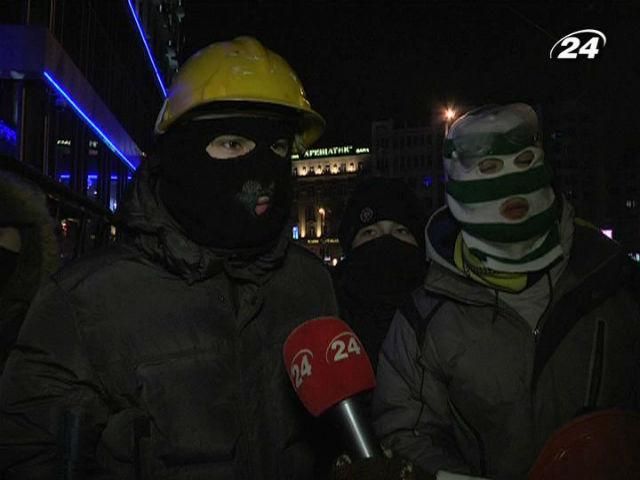 Столкновения на Грушевского продолжаются: выстрелы и взрывы не утихают Столкновения на Грушевского продолжаются: выстрелы и взрывы не утихают