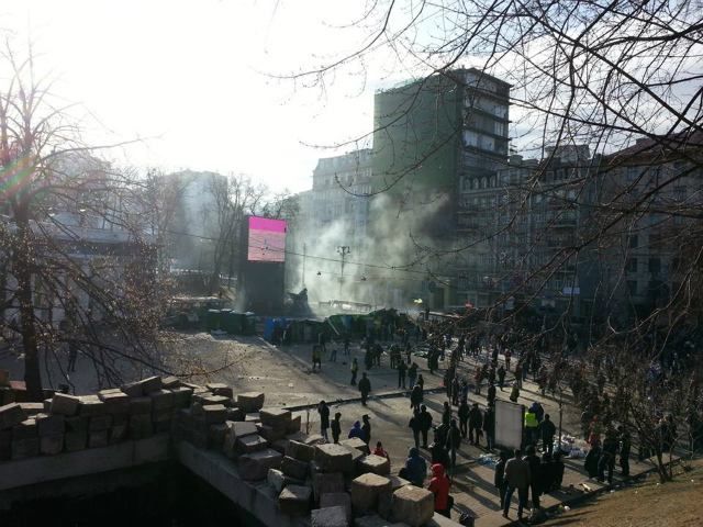Протестувальники зміцнюють барикади на Грушевського