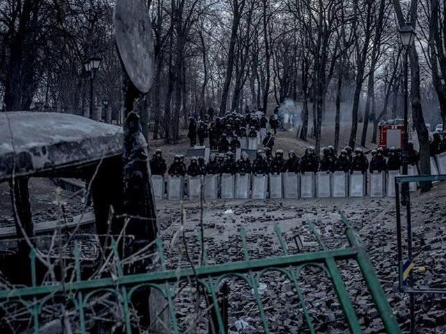 На Грушевского - затишье, люди общаются с милицией (Фото) На Грушевского - затишье, люди общаются с милицией (Фото)