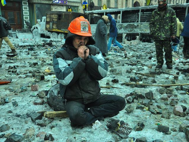 Грушевського зсередини: молитва, відпочинок і нові барикади (Фото)