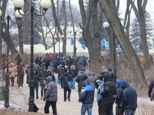 У Маріїнському парку в Києві — "спортсмени" і пенсіонери