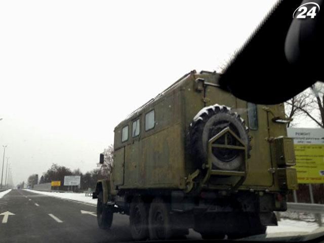 Під Києвом стоять військові вантажівки та розбиті намети