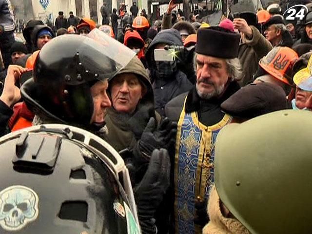 Генерал-майор внутренних войск пообщался с митингующими