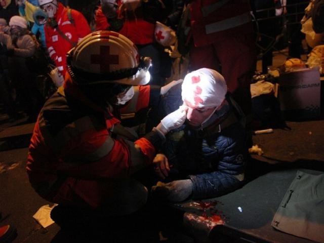 Яценюк проведал пострадавших во время событий на Грушевского Яценюк проведал пострадавших во время событий на Грушевского