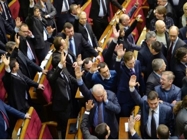 Скандальні закони вступають в силу через 6 годин Скандальні закони вступають в силу через 6 годин