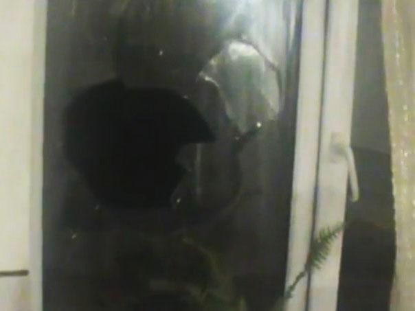 "Тризубівець" каже, що полковник СБУ трощив вікна у його помешканні (Відео)