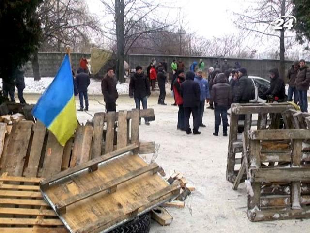 Львів’яни далі блокують військову частину, солдати допомагають їм дровами